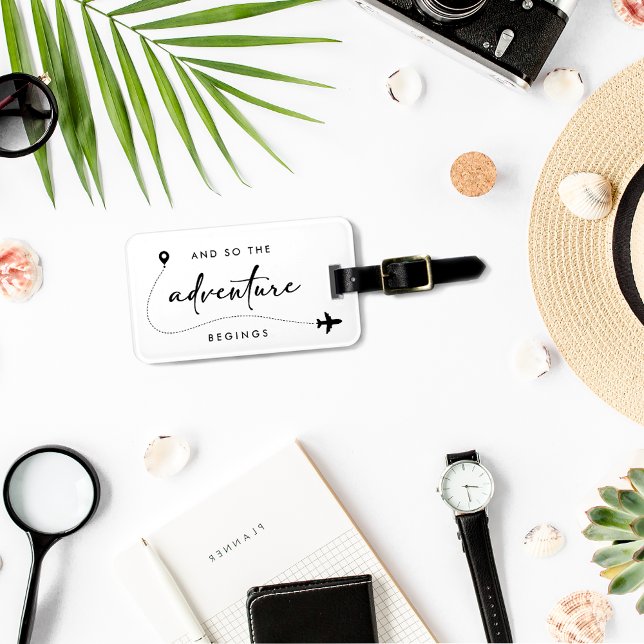 Und so beginnt das Abenteuer schwarz-weiß Gepäckanhänger (Von Creator hochgeladen)