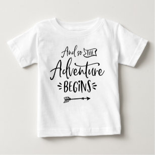 Und so fängt das Abenteuer die beschriftete Hand Baby T-shirt