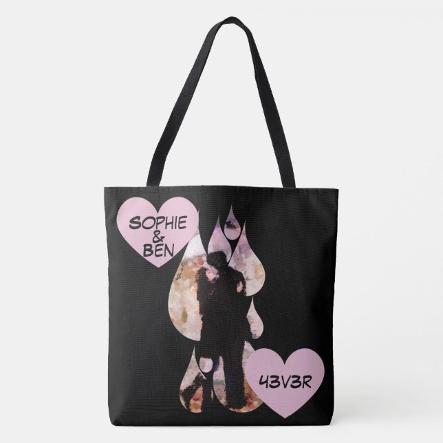 Under Umbrella: Romantic Couple Kissing in Rain Tasche (Vorderseite)