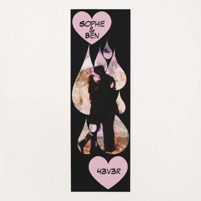 Under Umbrella: Romantic Couple Kissing in Rain Yogamatte (Vorderseite)