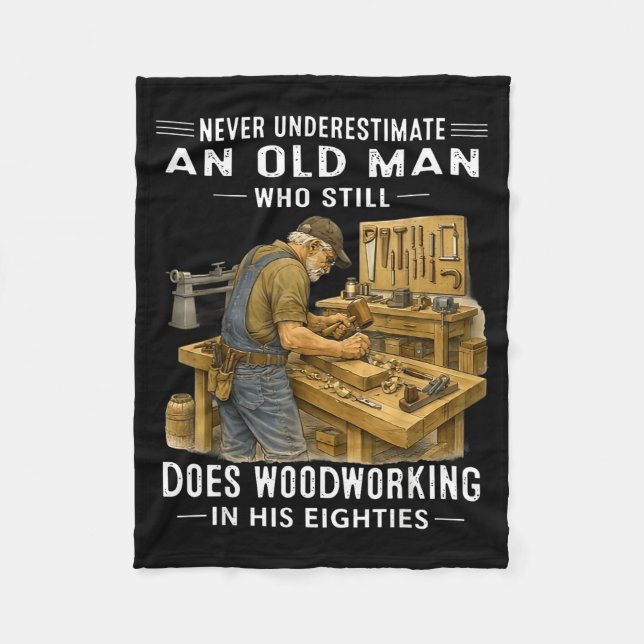 Underestimate an old man who does woodworking Unde Fleecedecke (Vorderseite)