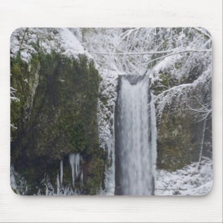 Undeutlicher Wasserfall umgeben durch einen Mousepad