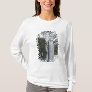 Undeutlicher Wasserfall umgeben durch einen T-Shirt
