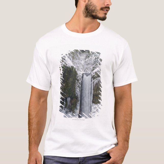 Undeutlicher Wasserfall umgeben durch einen T-Shirt (Vorderseite)