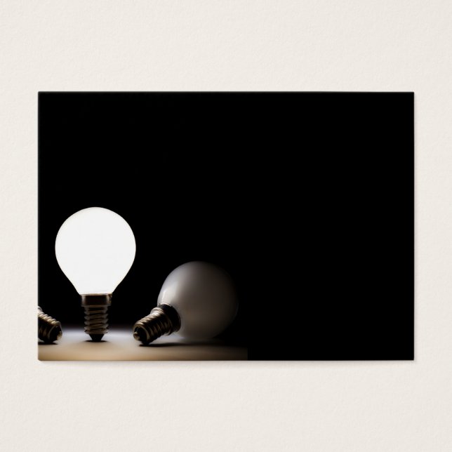 Une ampoule brillant dans un espace sombre (Devant)