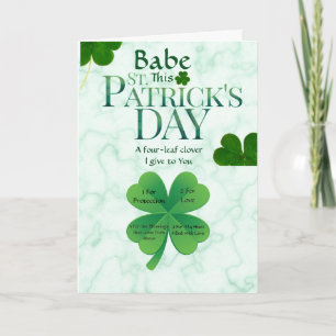 Une carte de jour St Patrick à quatre feuilles