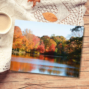 Une carte postale d'un étang d'automne en Nouvelle