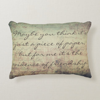 "Une carte postale signifie beaucoup" le coussin