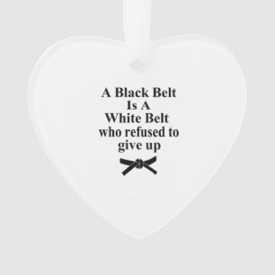 une ceinture noire est une ceinture blanche karate