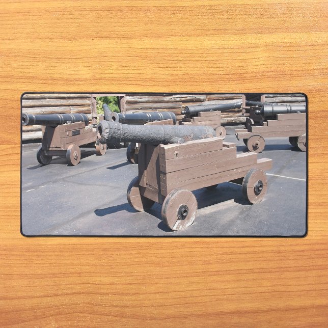 Une collection de canons (A Collection of Cannons Desk Mat on Desk)