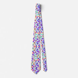 Une cravate avec un motif paisley vibrant et color