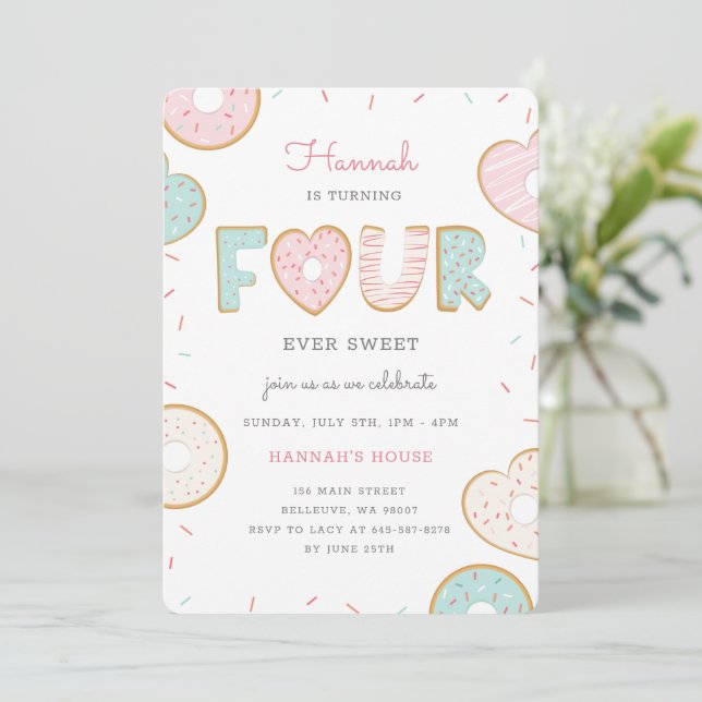 Une Donut quatre fois Anniversaire invitation rose (Debout devant)