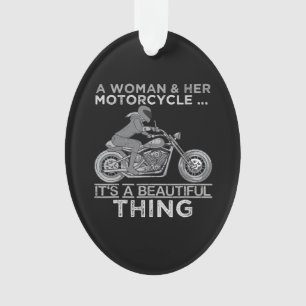 Une Femme Et Son Cadeau D'Art Moto Pour Les Vélos