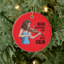 Une fille avec un ornement de violon