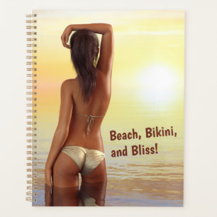 Une fille en bikini en mer au coucher du soleil