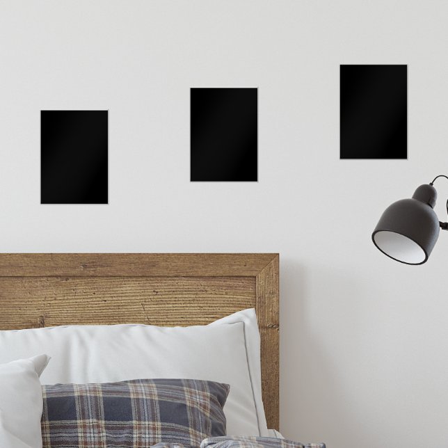 Une horloge blanche affichée en évidence contre un (Chambre à coucher)