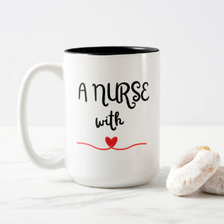 Une Infirmière Avec Mug Coeur