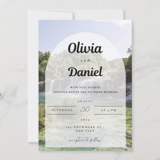 Une invitation avec l'arrière - plan de l'eau natu