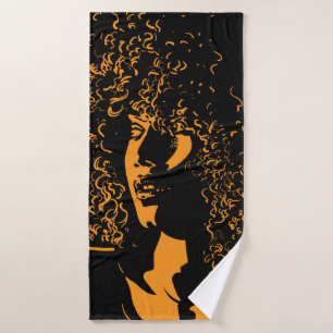 Une jolie femme africaine avec portrait afro