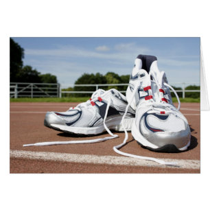 Une paire de nouveaux entraîneurs blancs sont plac
