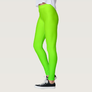 Une personne porte des leggings capri vert néon br