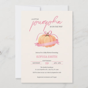 Une petite invitation de baby shower avec un ruban