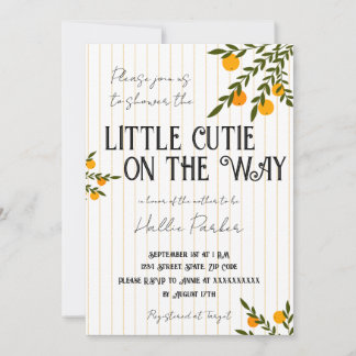 Une petite mignonne est sur la voie Invitation