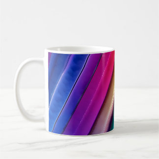 Une tasse aux couleurs vives et vives
