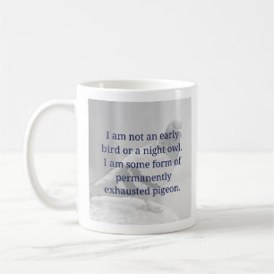 Une tasse drôle tôt pas d'oiseau ou de couche-tard