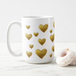 Une tasse élégante de coeur d'or