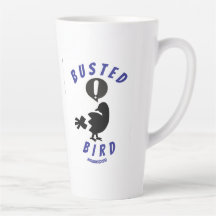 Une tasse en latte avec le logo Busted Bird