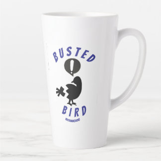 Une tasse en latte avec le logo Busted Bird