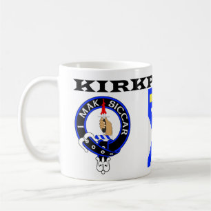 Une tasse Kirkpatrick avec des badges bleus