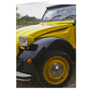 Une vieille Citroen 2CV 2 CV noire et jaune,