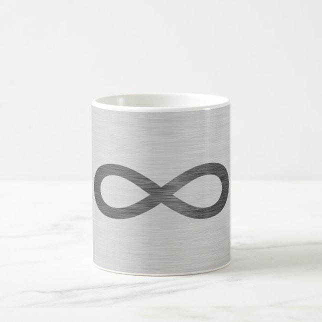 Unendliches Symbol auf Imitaten Metalltextur von S Kaffeetasse (Mittel)