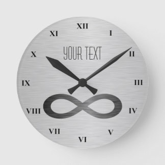 Unendliches Symbol auf Imitaten Metalltextur von S Runde Wanduhr