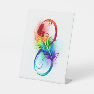 Unendliches Symbol mit Regenbogenfederhalter Sockelschild