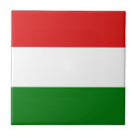 Ungarische Keramik Fliese<br><div class="desc">Dieses Design besteht aus der ungarischen Flagge geschickt umgestaltet,  um die quadratische Fliesenfläche zu passen. Ein dekorativer und nützlicher Artikel,  der ein perfektes Geschenk für diejenigen machen würde,  die sich an Ungarn erinnern möchten.</div>