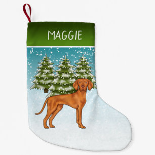 Ungarischer Vizsla Hund Schneeiger Winterwald Und  Kleiner Weihnachtsstrumpf