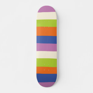 Ungefärbte Streifen: Blau, orange, Lila, grün und Skateboard