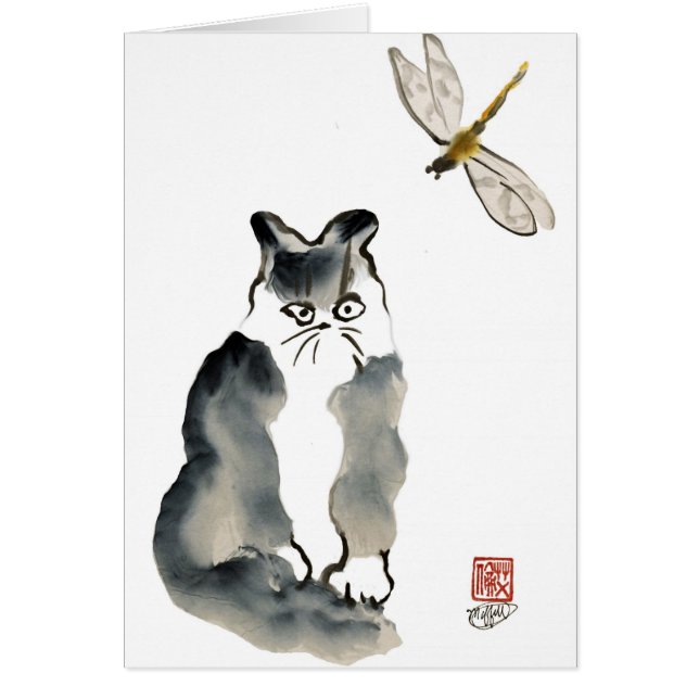 Ungenießbares Insekt [Libelle] und graues Kätzchen (Vorne)