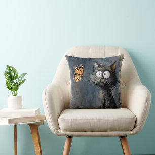 Ungepflegte Katze starrt auf einen Schmetterling Kissen