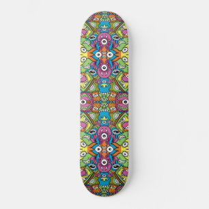 Ungerade lächelnde Kreaturen in einem skurrilen M Skateboard