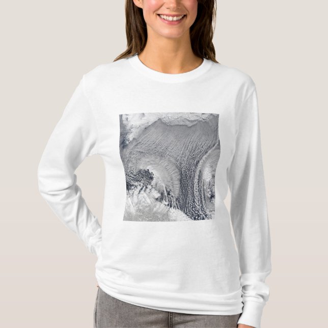 Ungewöhnliche Wolkenformationen über der Barentsse T-Shirt (Vorderseite)