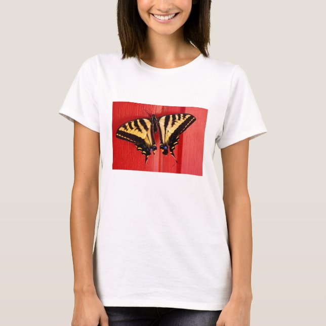 ungewöhnlicher Hintergrund-Frackschmetterling T-Shirt (Vorderseite)