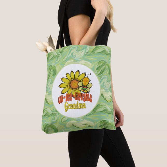 Unglaubliche Oma-Sonnenblumen und Bienen Tasche (Von Nahem)