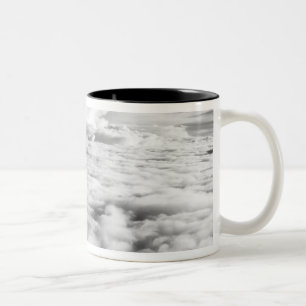 Unheimliche Wolkendecke bei Sonnenaufgang. 2 Zweifarbige Tasse