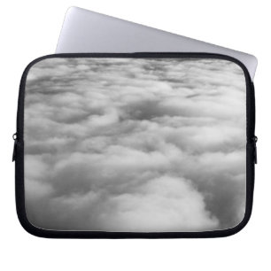 Unheimliche Wolkenlandschaft bei Sonnenaufgang. Laptopschutzhülle