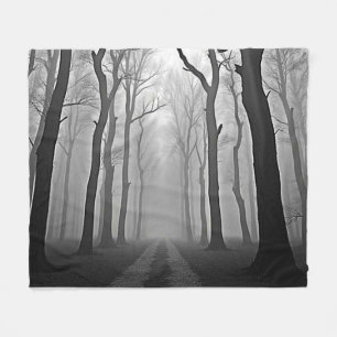 Unheimlicher nebliger Waldweg Kunst Fleecedecke