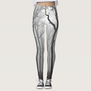 Unheimlicher nebliger Waldweg Kunst Leggings